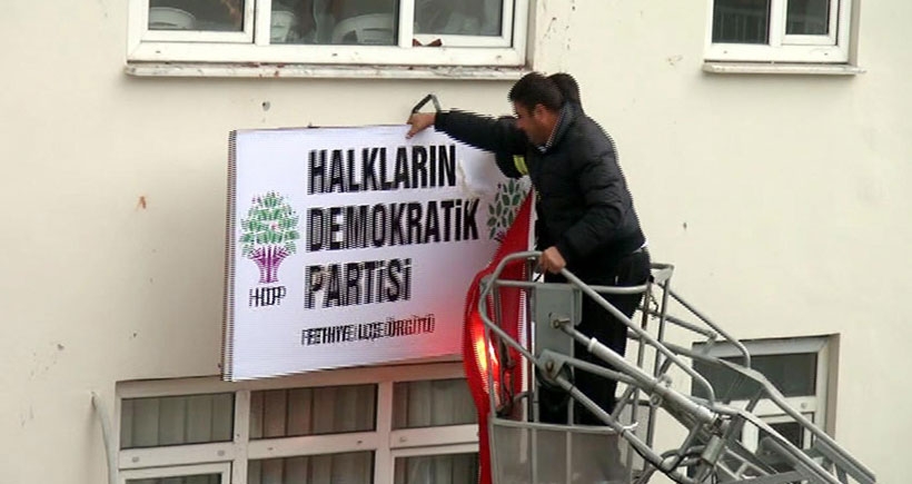 Fethiye’de HDP tabelasını indiren itfayeciler: Kalabalığı dağıtmak için indirdik