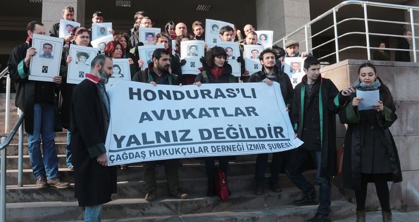 İzmir'de avukatlardan enternasyonel dayanışma