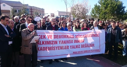 Kocaeli Üniversitesi’nde imzacı akademisyenler savunmalarını verdi