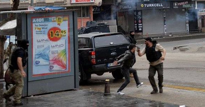 Diyarbakır'da gözaltı anı: Polis, gence silah çekti