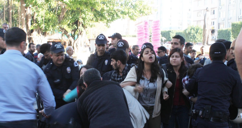 Adana’da gazete dağıtan Devrimci Parti üyeleri gözaltına alındı