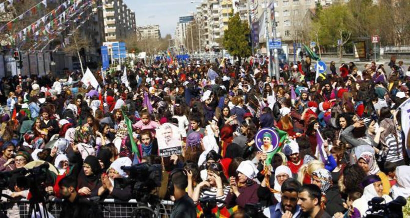 Diyarbakır 8 Mart mitinginden direniş sesi yükseldi