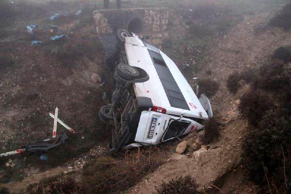 Mersin'de işçi servisi devrildi: 13 yaralı