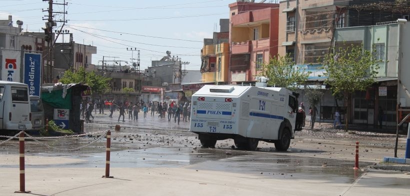 Adana'da Newroz'a polis saldırdı