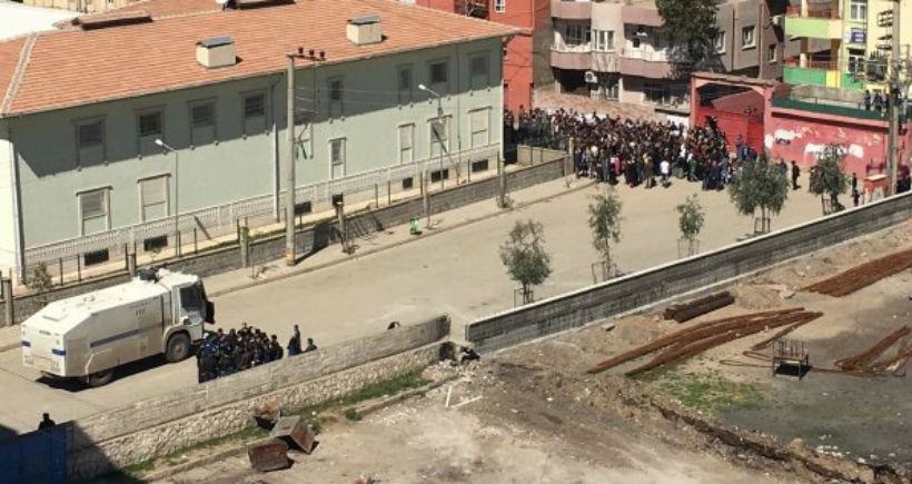 Cizre'de Newroz'u kutlamak isteyenlere polis saldırdı