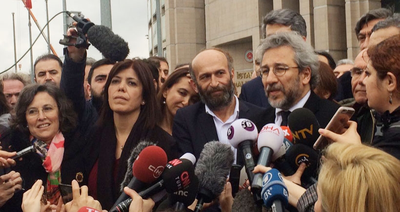 Gül ve Dündar: 1 Nisan'da da gazeteciliği savunmaya devam edeceğiz