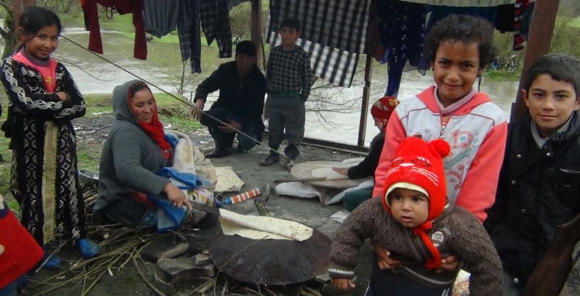 Tarım işçileri çadırlarda iş bekliyor