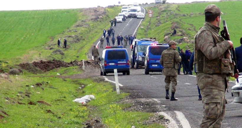 Siverek'te askeri aracın geçişinde patlama: 3 asker yaralı