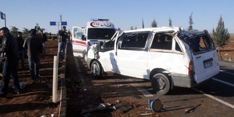 Urfa'da işçi servisi devrildi: 14 yaralı