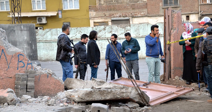 Okulu karakola çeviren vinç, duvarı yıktı: 2 çocuk öldü