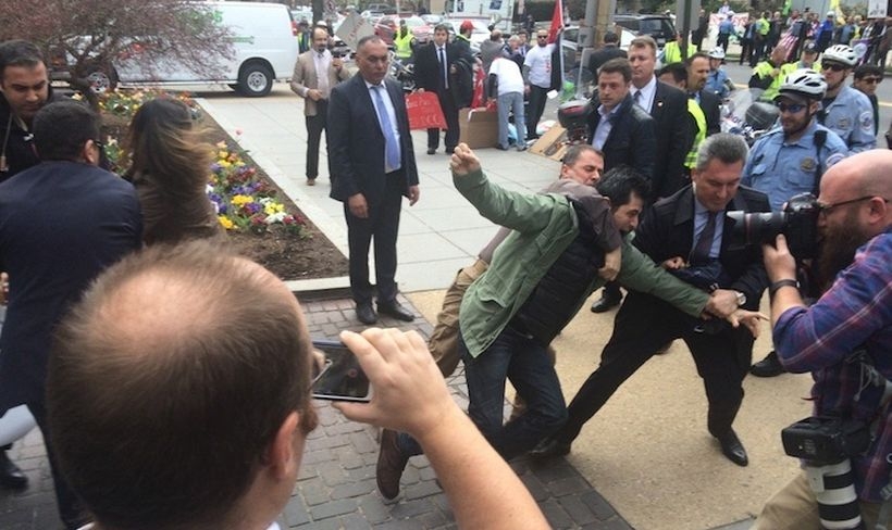 Erdoğan'ın korumaları Brookings Enstitüsü önünde gazetecilere ve protestoculara saldırdı