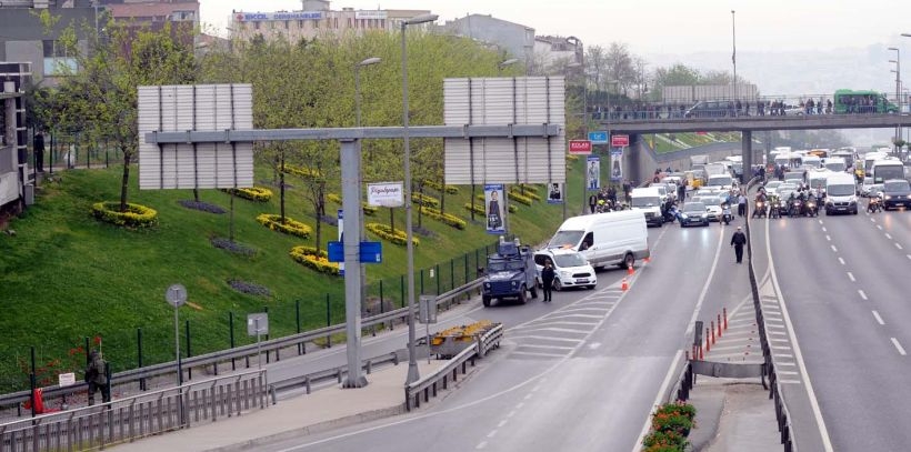 Okmeydanı sapağı 'şüpheli paket' sebebiyle trafiğe kapatıldı