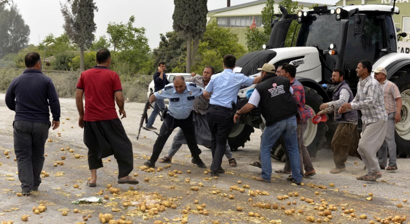 Eylem yapan çiftçilere polis saldırdı