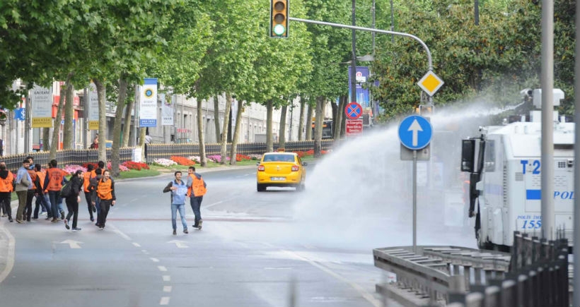 Taksim'e çıkmak isteyen Halkevleri üyelerine polis saldırdı