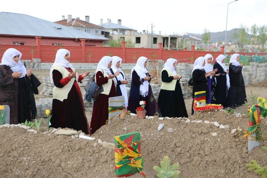 Anneler Günü’nde çocuklarına çiçek götürdüler