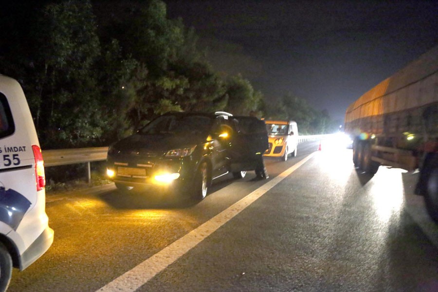 Vali Coş'un korumaları, 'Yol vermedi' diye TIR'a ateş açtı