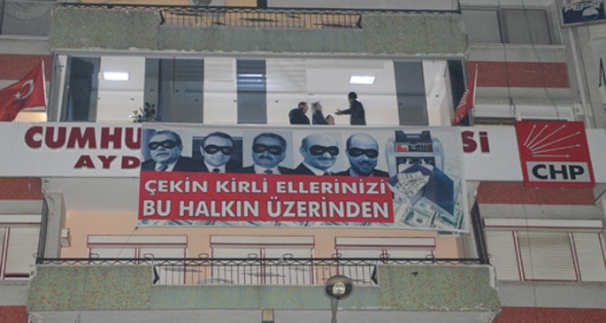 CHP binasına yolsuzluk pankartı asıldı, polis harekete geçti