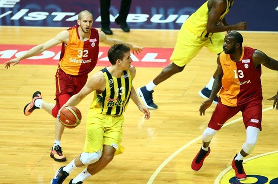 Fenerbahçe, Galatasaray'ı 80-55 yenerek 2-0 öne geçti