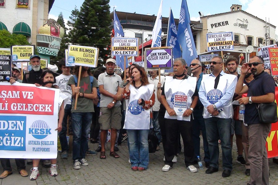 KESK Antalya Valiliğinin yasağını protesto etti