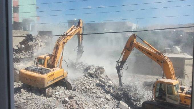 Cizre'de paletli kepçeler yıkıma başladı