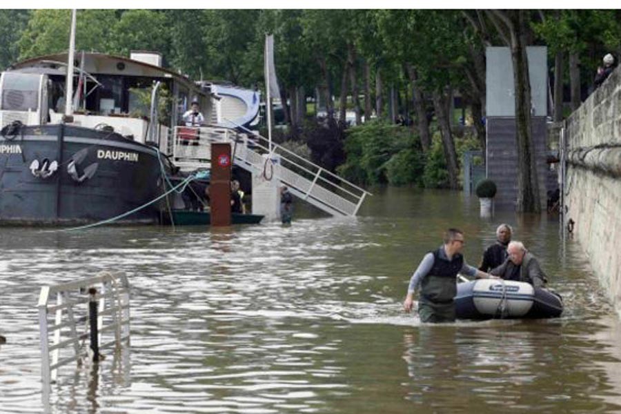 Fransa'da sel: Seine Nehri seviyesi beklenenin de üzerinde