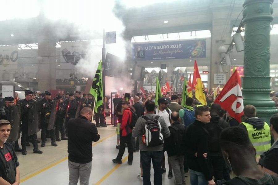 Fransa'da Avrupa kupasını taşıyan treni işçiler durdurdu!