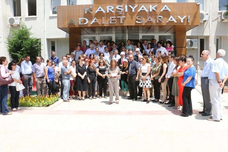 İzmir'de avukatlar HSYK atamaları protesto etti