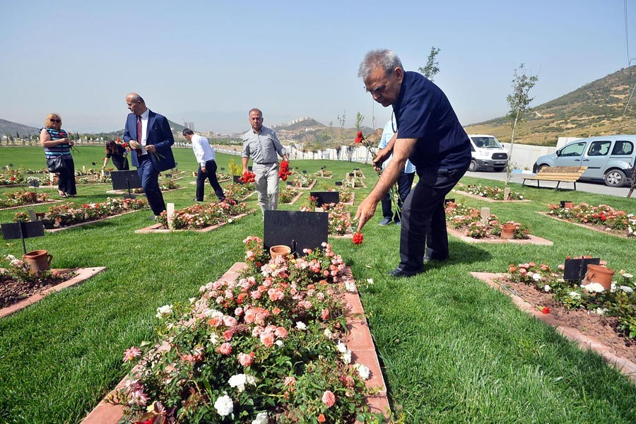 Yaşarken görmedi, mezarlarını ziyaret etti