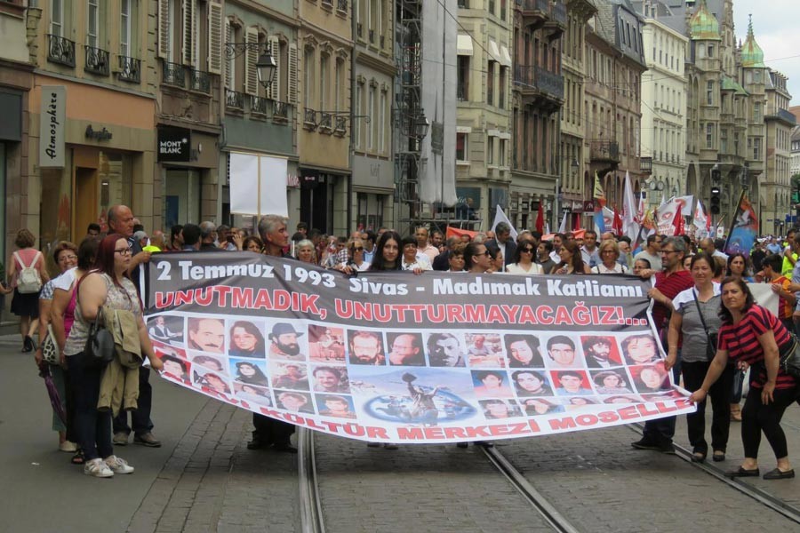 Alevi örgütlerinden, Avrupa Parlamentosu önünde miting