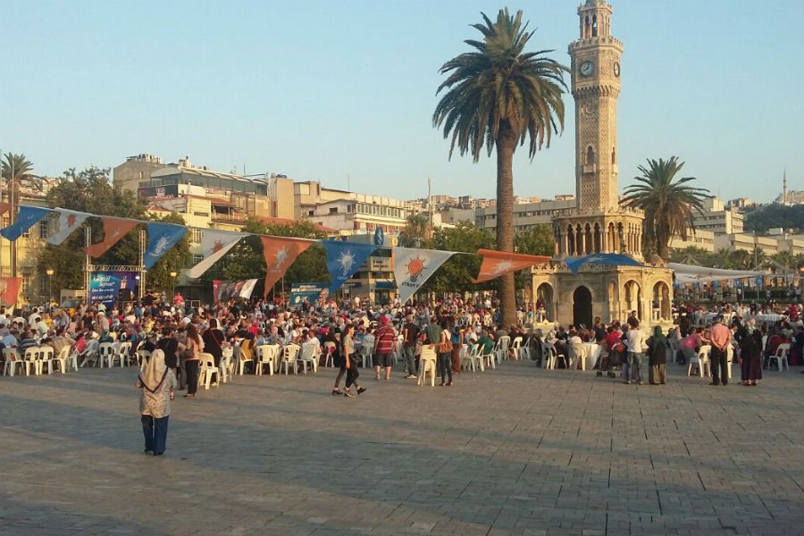 Konak Meydanı herkese yasak, AKP'ye serbest!