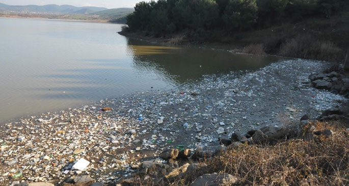 Tonlarca çöp gölete karıştı