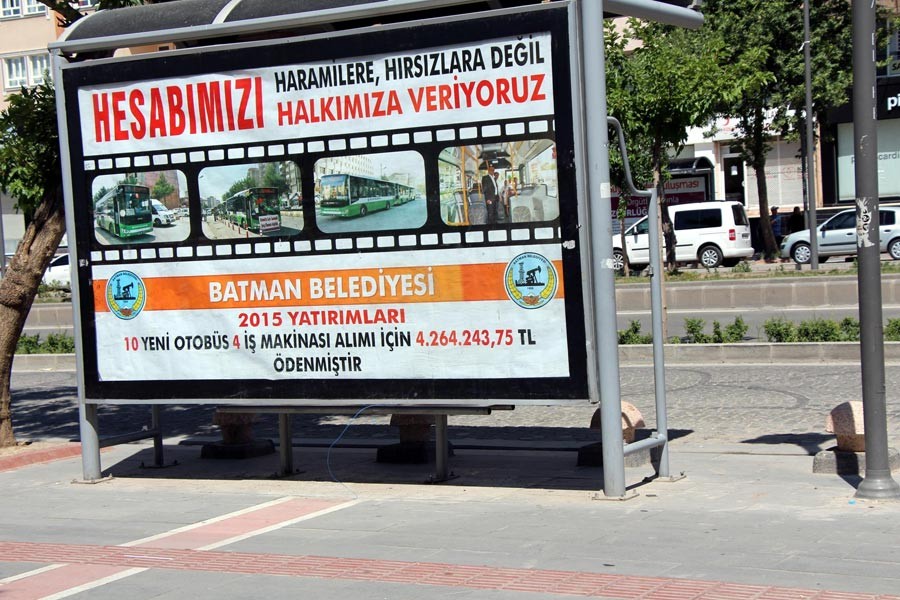 Batman Belediyesi'nin afişleri mahkeme kararıyla kaldırıldı