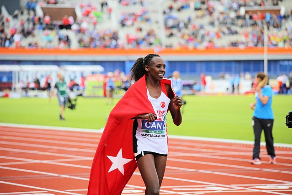 Yasemin Can, kadınlar 10 bin metrede altın madalya kazandı