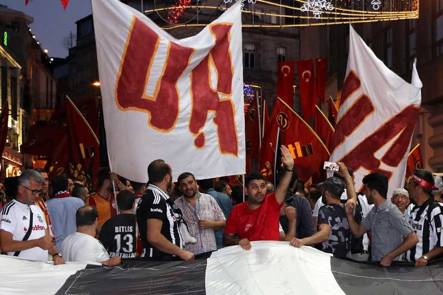 Taraftar grupları, darbe girişimine karşı Taksim'e yürüdü