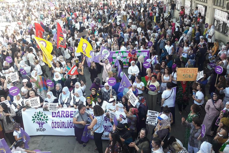 Kadınlar Kadıköy'de darbelere karşı 'özgürlük' dedi