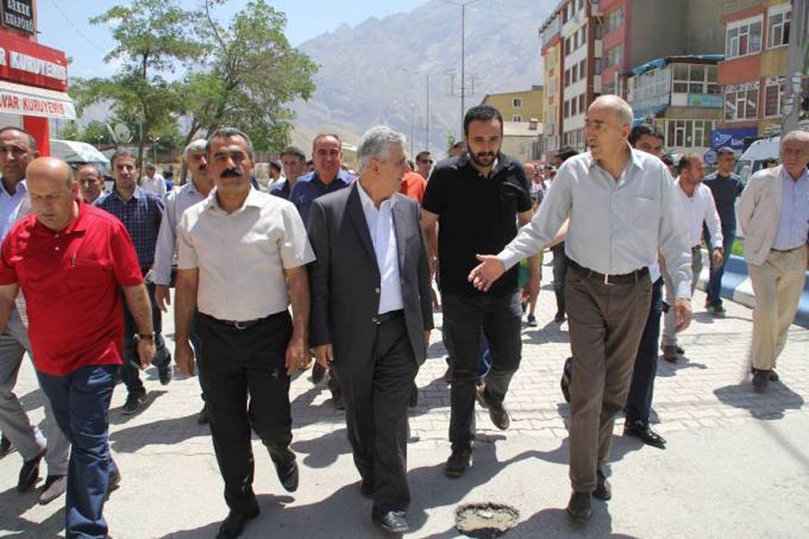 Kepenk kapatan Hakkari esnafı tasarıya karşı yürüdü