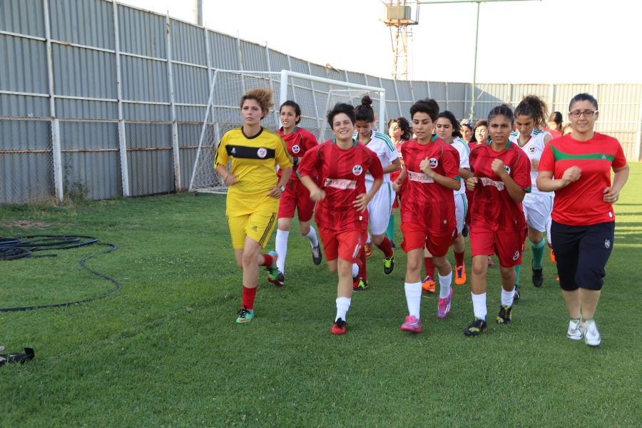 Kadın futbolcular hayallerinin peşinden koşuyor