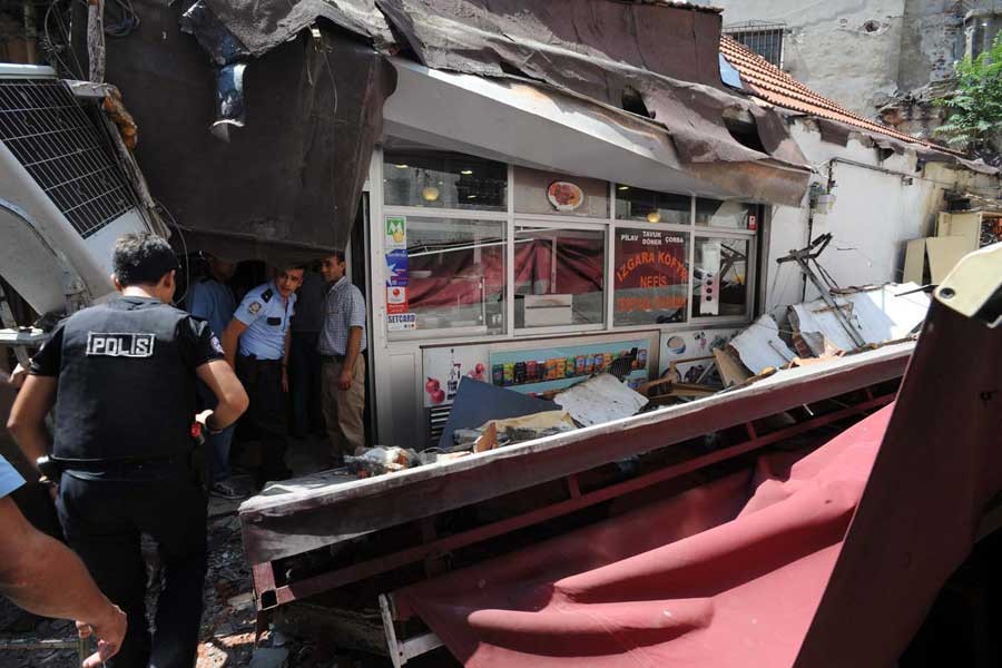 Beyoğlu'da işyerinin duvarı devrildi; 3 yaralı