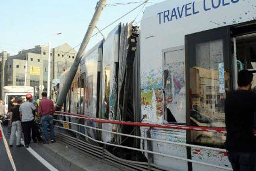 Güngören'de tramvay raydan çıktı 