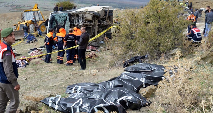 Öğrencileri taşıyan midibüs şarampole yuvarlandı: 8 ölü