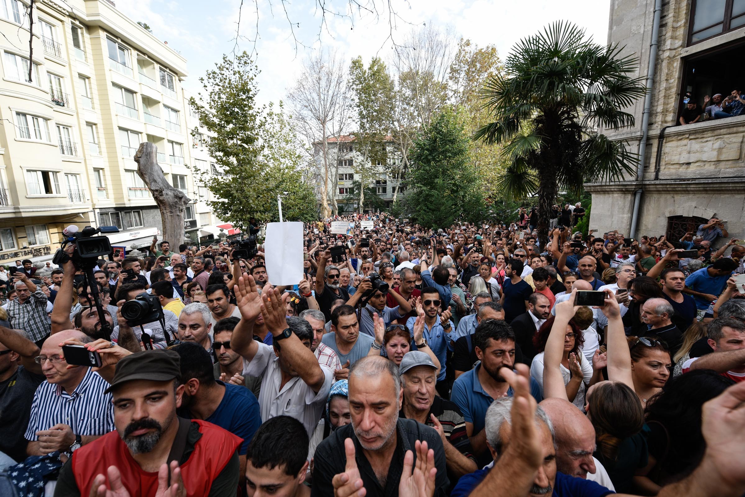 Tarık Akan, sevgi seliyle uğurlandı