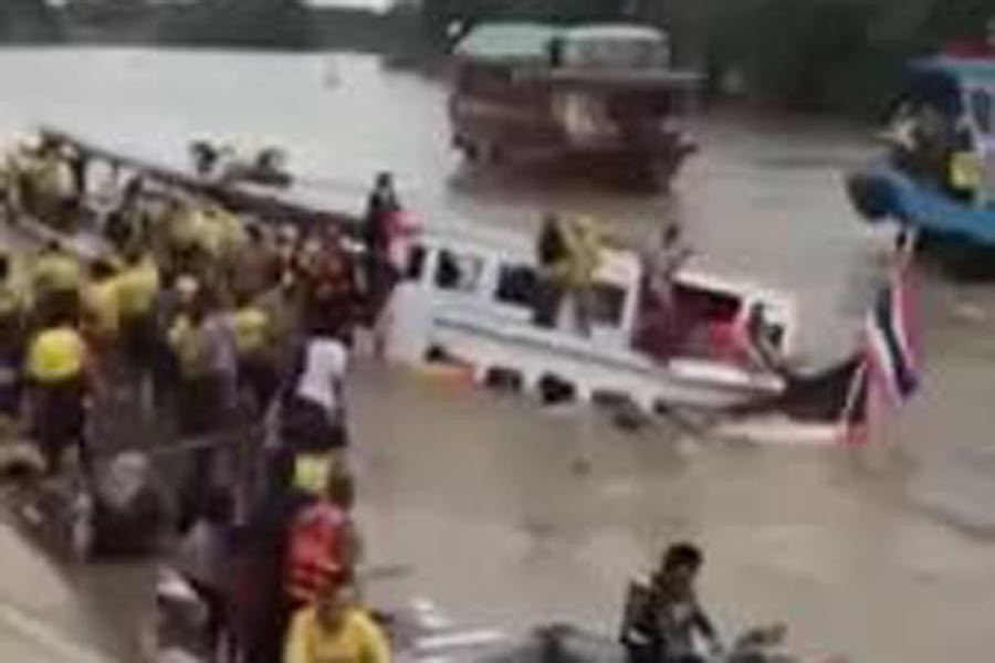 Taylandlı Müslümanları taşıyan feribot battı en az 13 ölü