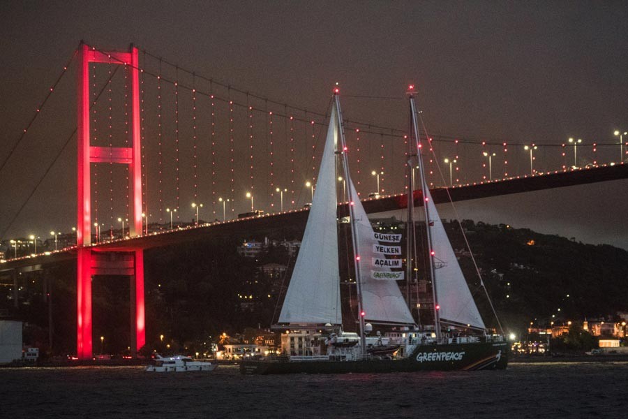 Greenpeace'in Rainbow Worrior Gemisi İstanbul Boğazı'nda