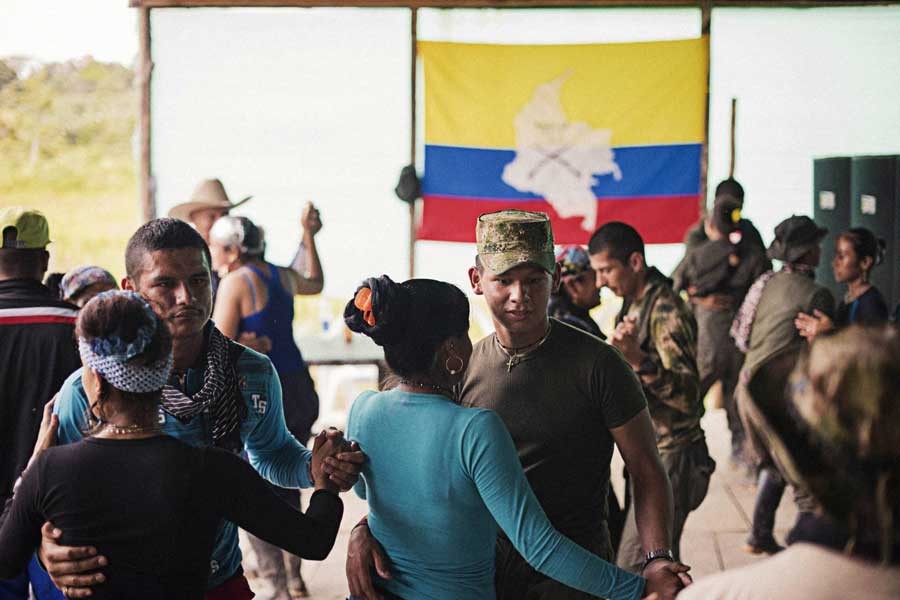 FARC gerillaları barışı şarkılarla ve danslarla kutluyor