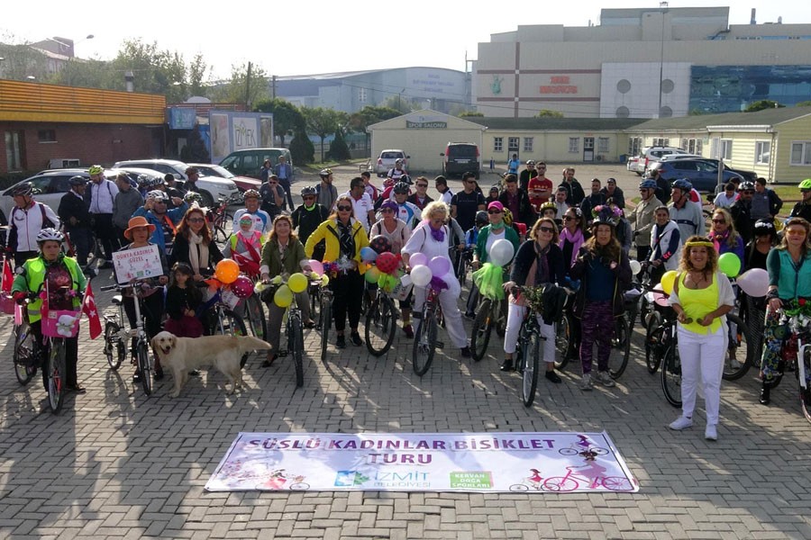 ‘Süslü kadınlar’ İzmit'te pedallara bastı