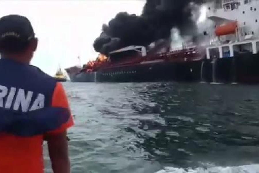 Meksika Körfezi'nde dev tanker yangını