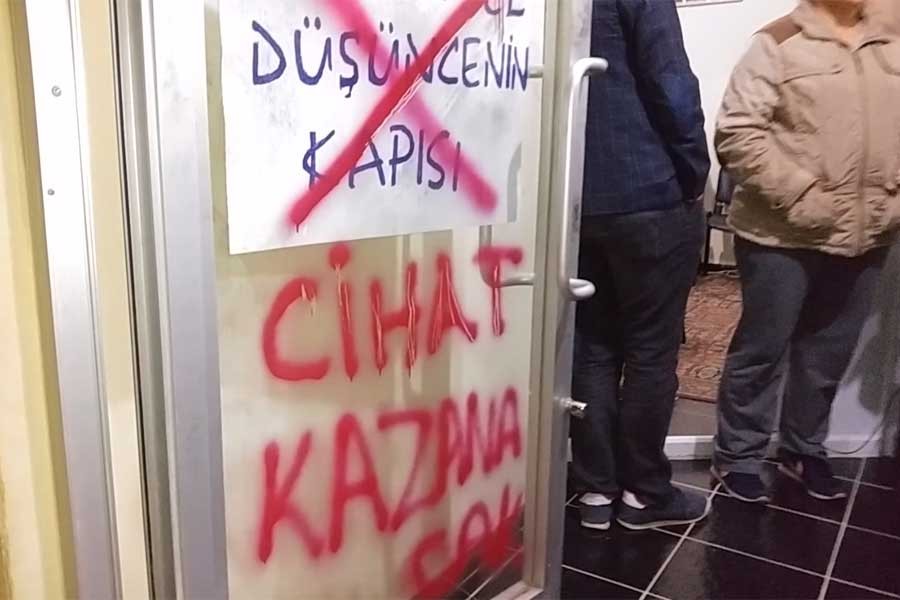 Şahkulu Cemevinin kapısına 'Cihat kazanacak' yazıldı