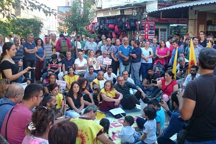 Hatay'ın Samandağ ilçesinde açığa almalar protesto edildi