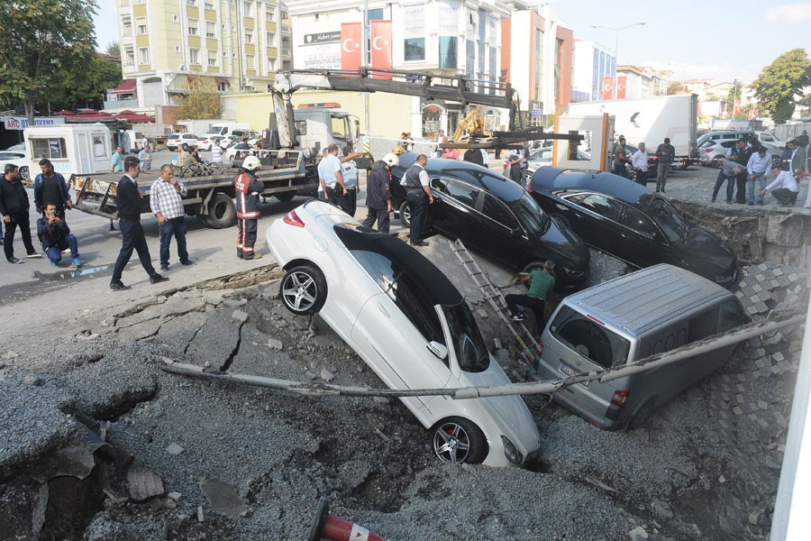 Merter'de kaldırım çöktü: 5 araç çukura düştü