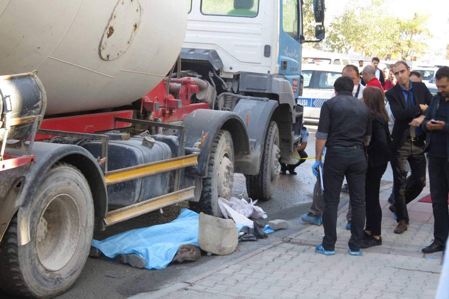 Beton mikserinin altında kalan işçi yaşamını yitirdi